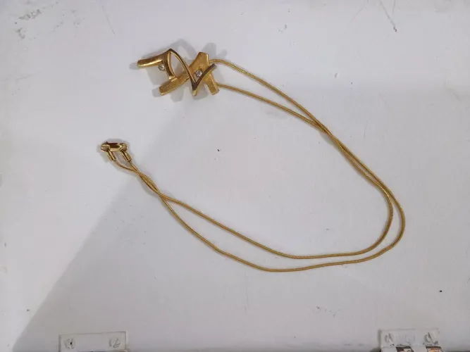 Cordão feminino chapeado.