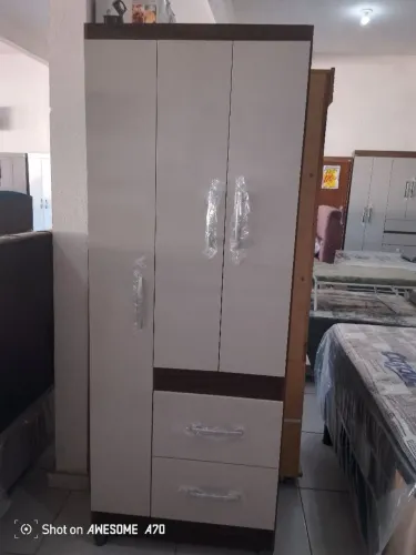 Guarda roupa solteiro 3 portas chocolate off white a pronta entrega