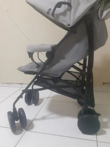Carrinho de Bebê Compacto e Leve