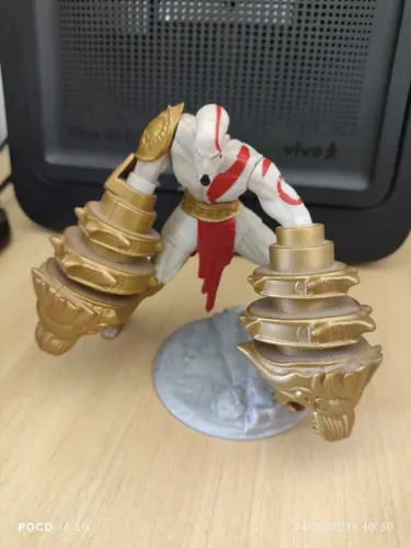 Figura Kratos God of War com Blades of Chaos