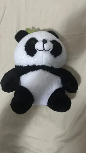 Pelúcia Panda Fofo com Detalhes de Bambu