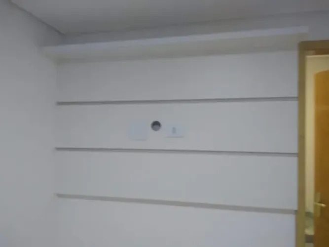Painel TV com prateleira suspensa + Suporte Articulado para TV de 26 a 55