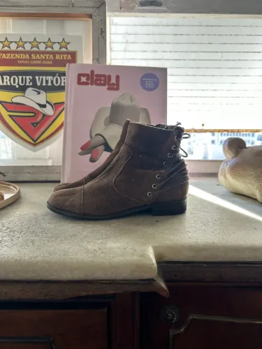 Bota de couro Arezzo