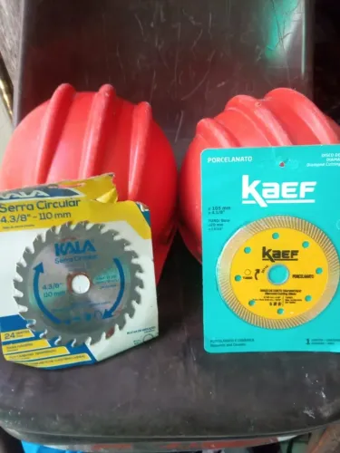 R$55 Serras circulares, par de capacetes e esmeril.