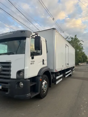 Caminhão para frete mudança transporte em geral