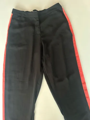 Calça preta com faixa lateral vermelha