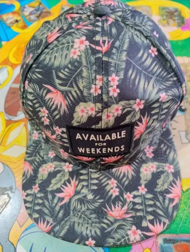 Boné de aba reta com estampa floral original 