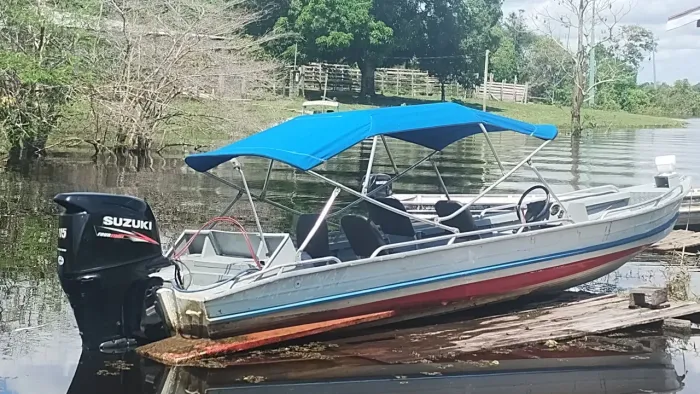 Lancha com motor Suzuki 115 Hp 4 tempo
