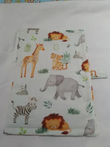 Capa de cardeneta de bebê com estampa de animais