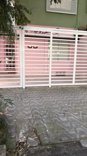 Portão de alumínio branco