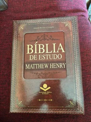 Vendo Bíblia de estudo Mathew Henry