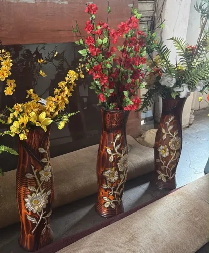 Vaso de madeira floral