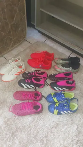 chuteiras Adidas e Nike usadas.