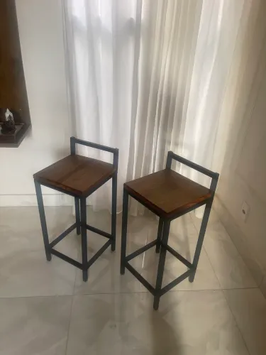 Banquetas de metal com acento de madeira