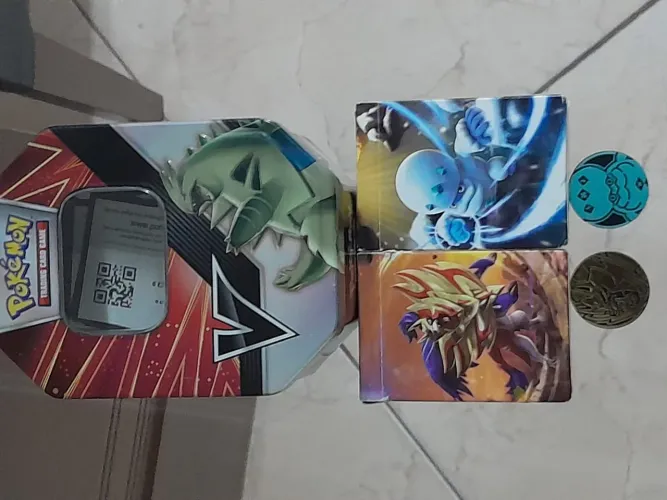 Lata Pokemon Tyranitar + 2 caixas com 52 cartas de energia e 57 cartas de treinador !