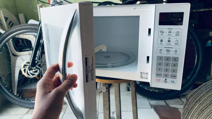 Microondas mondial- semi novo-34L - com defeito simples