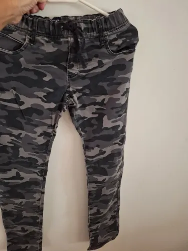 Calça jeans camuflada tam 14.
