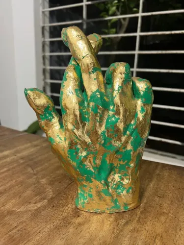 Escultura Decorativa Mão em Argila Dourada e Verde Artesanal