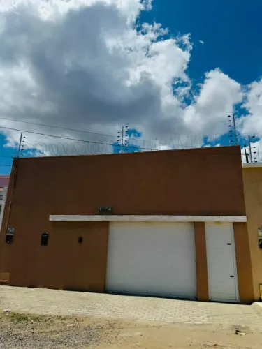 Casa com 3 Quarto(s) e 2 banheiro(s) para Alugar, 200 m² por R$ 2100 / Mês