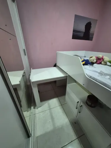 VENDO CAMA INFANTIL/JUVENIL COM ESCRIVANINHA E COMPARTIMENTOS