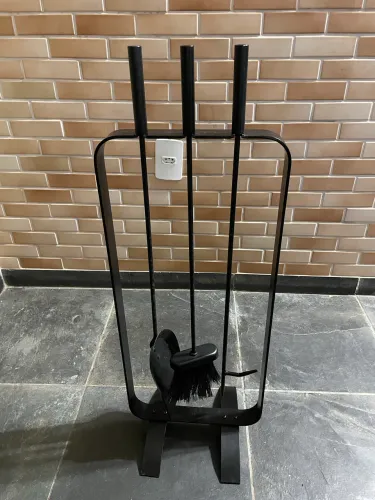 Kit para lareira suporte com pá, vassoura e atiçador) e base para colocar lenha