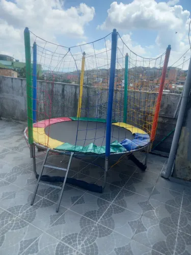 Vende se uma cama elástica