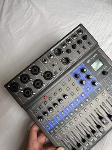 Mesa de som Zoom live track L8