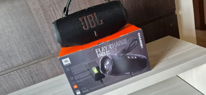 .Caixa de som estilo JBL Charge 6, nova, sem uso e na caixa