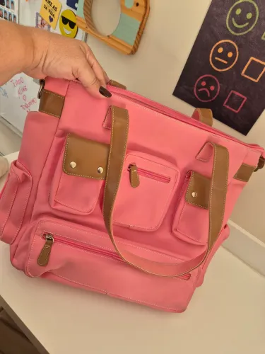 Bolsa Rosa alça de couro e muitos compartimentos