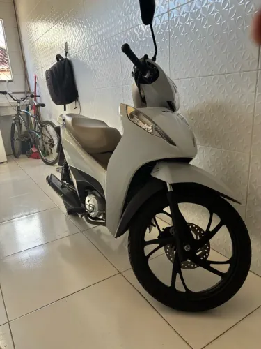 Vendo Honda Biz 125 EX, ano/modelo 2026, na cor branca.