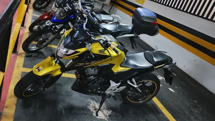 Moto 300f zerada.