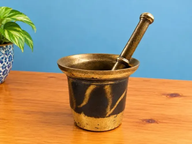 ANTIGO ALMOFARIZ / PILÃO EM BRONZE / LATÃO MACIÇO COM PILÃO - 10 CM
