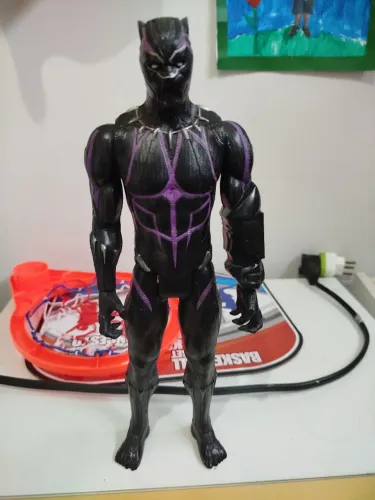 Boneco pantera negra fala frases