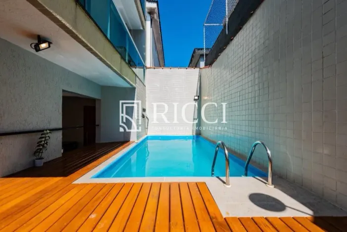 Casa com piscina à venda