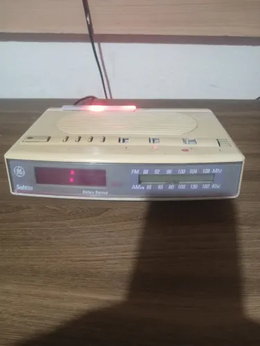 Rádio relógio modelo antigo com luzes só está funcionando o rádio AM FM a luz do painel