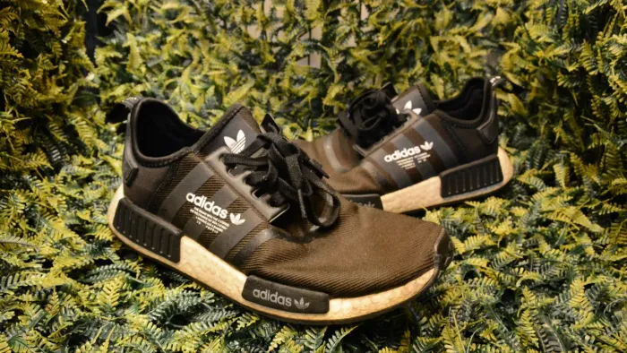 Tenis NMD R1 Black ?Logo Pack? Usado