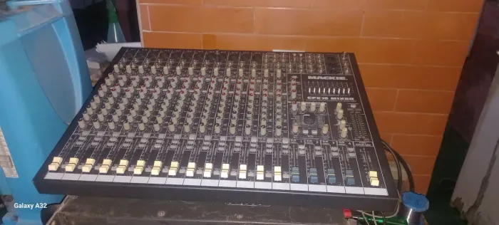 Mesa de som Mackie CFX16X4 com marcas de uso.