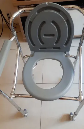 Cadeira de Banho em Inox com Coletor - Segurança e Dignidade no Cuidado.