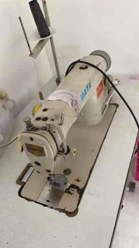 Máquina de costura reta