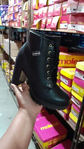 Vendo bota da marca moleca Tam: 37, cor preta usado apenas 1 vez. 