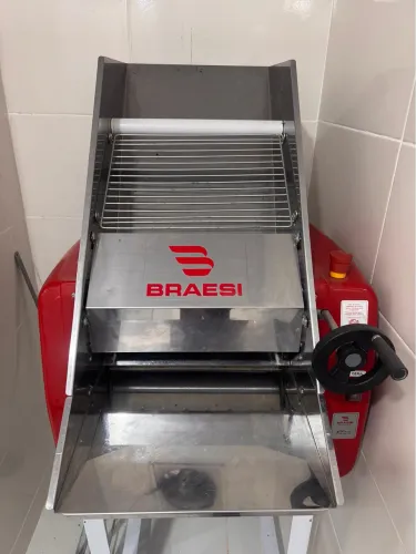 Máquina para salgados CILINDRO COMERCIAL 40 CM PARA 5 KG DE MASSA CBPI-40 COM PEDESTAL