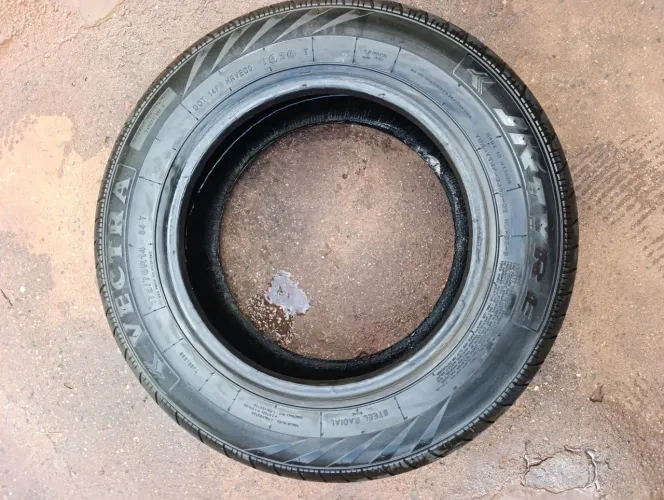 Vendo 4 pneus 175.70.14 novo importado.