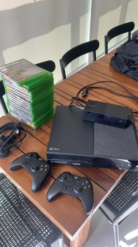 Xbox one fat com 2 controles e 18 jogos