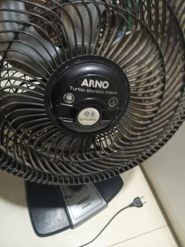 Ventilador Arno mesa venda rápida, com defeito no pescoço 60 Hz, 127 W, promoção ,Arno