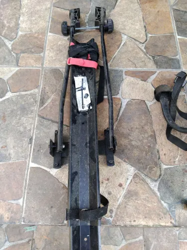 Três suportes para bicicletas
