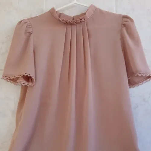 1 Blusa Doce Flor, cor nude, tamanho M e 1 Blusa roxa, tamanho M.