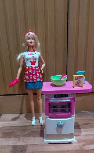 Boneca Barbie, Cozinhando e Criando