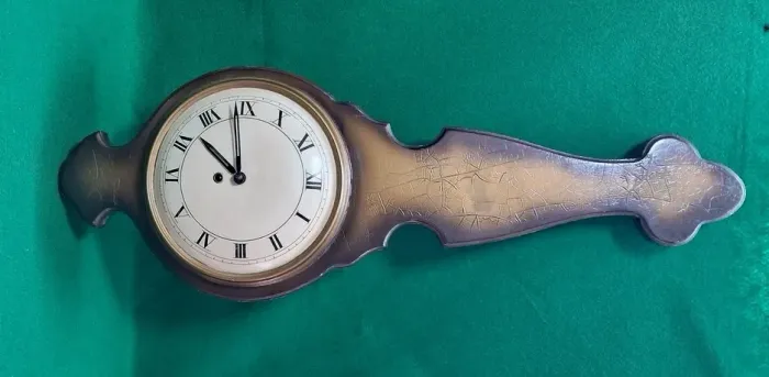 Relógio de parede modelo lira (lyre clocks) ou de caixa longa Junghans- veja o vídeo