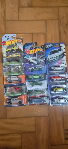 Lote Hot Wheels Temáticos e Exclusivos (BMW, Neon, Off-Road, Camaros) - Lacrados!