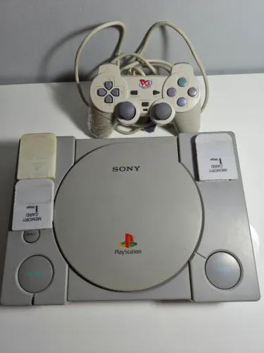 PlayStation 1 Fat + Controle + 3 Memory Cards + 20 Jogos